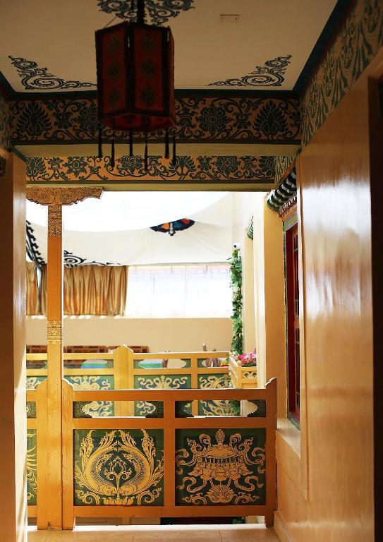 Tashitakge Hotel Lhasa Buitenkant foto
